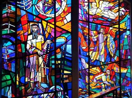 Glasfenster des Künstlers Rudolf Szyskowitz in der Bruder-Klaus-Kirche am Hubertussee, Walstern